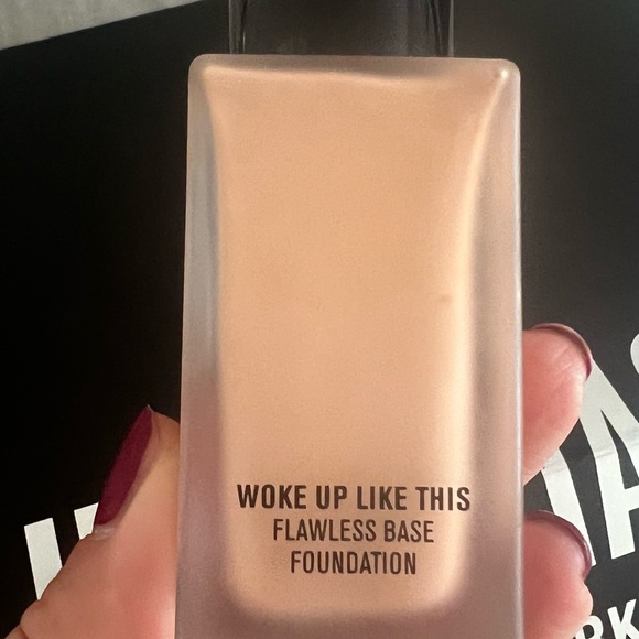 IL MAKIAGE Cream and Silver Foundation 55 shade for a Flawless Finish - Picture 4 of 6